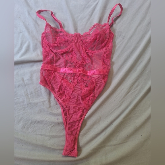 Elegant Pink Lace Lingerie - Picture 1 of 3